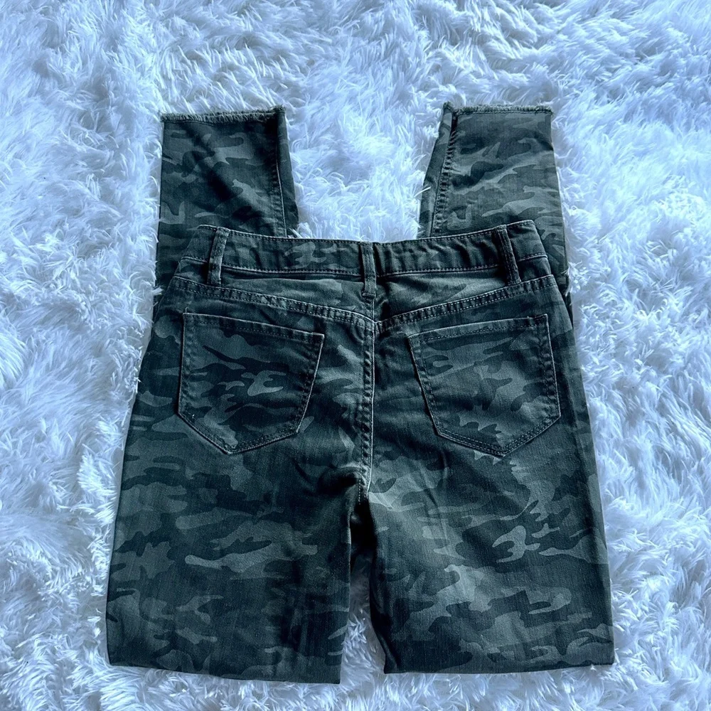 SO Girls Jeans Camo distressed holes Skinny Jeans Size 14 Green Denim like new
